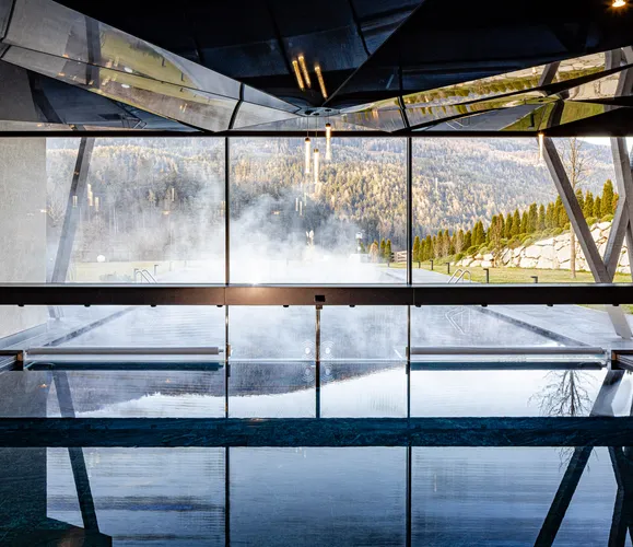 Beheizter Infinity-Pool im Wellnessbereich des Hotel Kronblick mit dampfendem Wasser und Bergpanorama